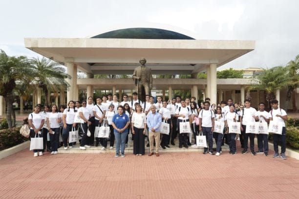 Estudiantes de New Century College participan en el programa “Universitario por un Día” en la UASD