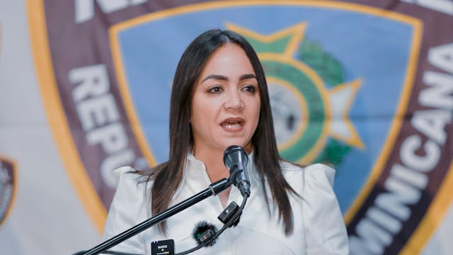 Ministra Faride Raful y vicepresidenta Raquel Peña en conferencia sobre Operación Garantía de Paz y clausura de negocios.