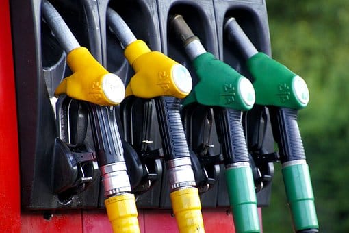 Gobierno congela precios de combustibles; algunos registran leves reducciones