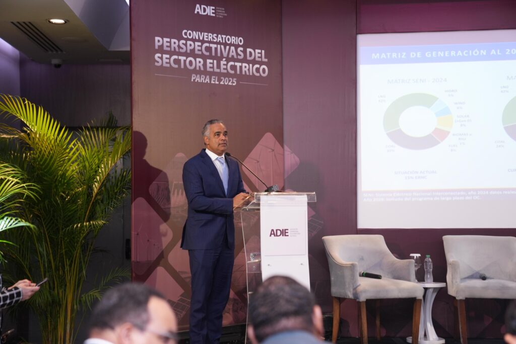 El ministro Joel Santos encabeza el conversatorio "Perspectiva del Sector Eléctrico para 2025″