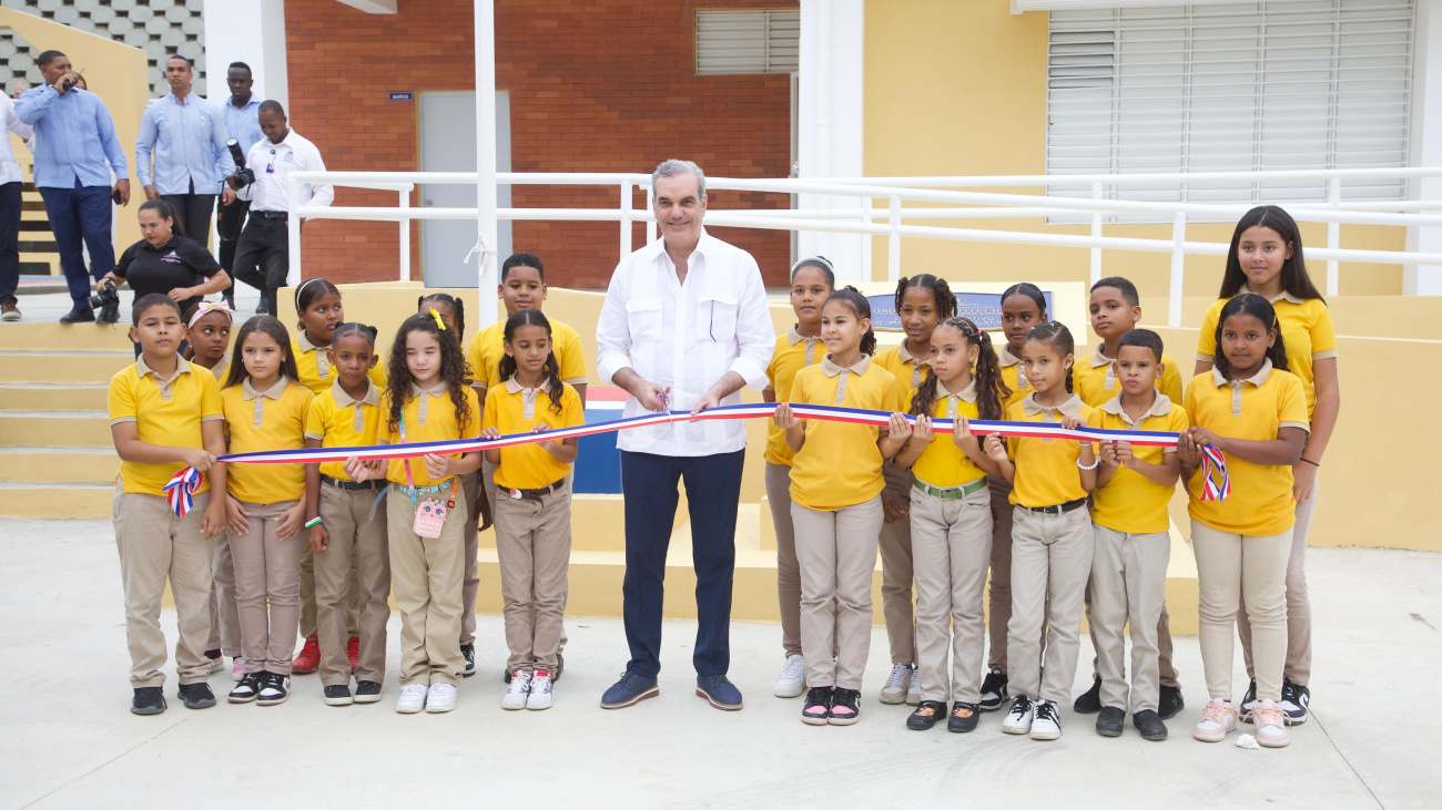 En una jornada de inauguraciones, el presidente Luis Abinader lideró este sábado la entrega de diversas obras en los municipios de Navarrete y Tamboril, así como en el distrito municipal de Guayabal, provincia Santiago.