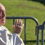 El Papa Francisco sorprende con visita a activista italiana Emma Bonino 7 El Papa Francisco visitando a Emma Bonino en su hogar en Roma