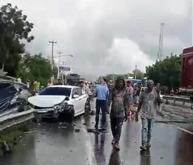 Accidente múltiple en la autopista Joaquín Balaguer, con varios vehículos involucrados y daños significativos en el tramo Estancia del Yaque.