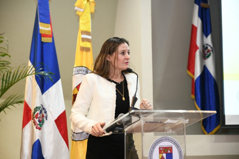 Foro de Salud Mental organizado por Listín Diario y la PUCMM, destacando temas clave sobre autocuidado, bienestar emocional y la importancia de la solidaridad en el abordaje de la salud mental.