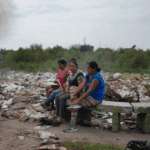 Mujeres se reúnen mientras observan cómo se quema basura cerca de sus casas en Tucumán, Argentina, en 2023. Natacha Pisarenko