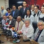 Reunión entre el Colegio Médico Dominicano y el Gabinete de Salud donde se anunció el acuerdo de aumento salarial del 25% para los médicos.