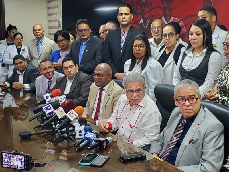 Reunión entre el Colegio Médico Dominicano y el Gabinete de Salud donde se anunció el acuerdo de aumento salarial del 25% para los médicos.