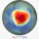 Vista de la Tierra mostrando el agujero de ozono sobre el polo sur, con datos científicos que resaltan su tamaño reducido en 2024.