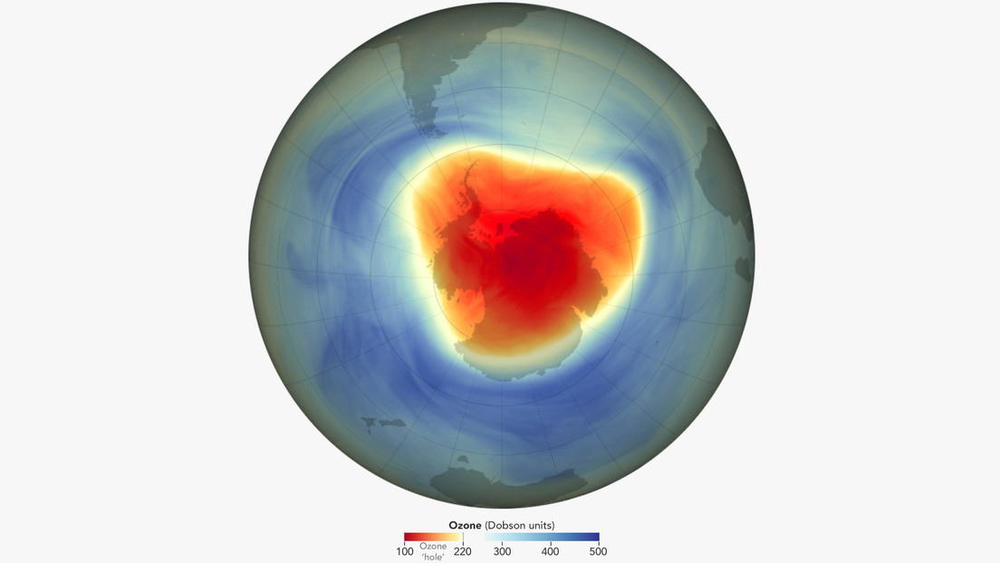 Vista de la Tierra mostrando el agujero de ozono sobre el polo sur, con datos científicos que resaltan su tamaño reducido en 2024.