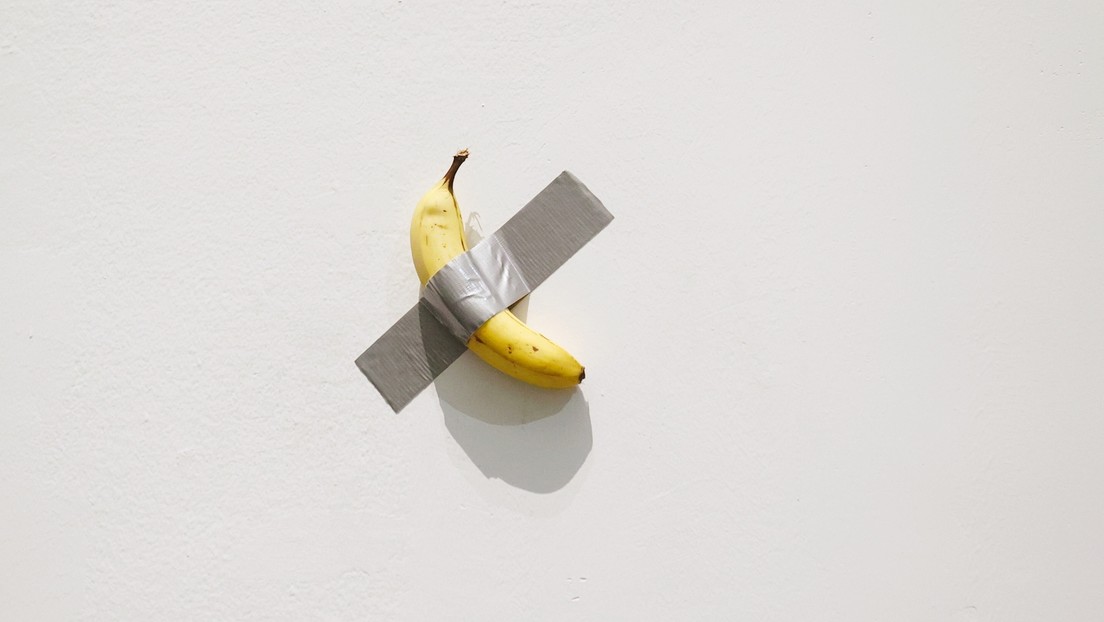 Obra de arte "Comediante" de Maurizio Cattelan, un plátano pegado a la pared con cinta adhesiva, subastada por 6,2 millones de dólares.