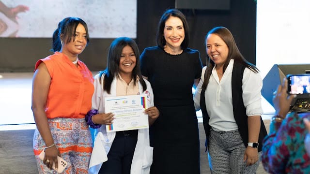 Más de 600 adolescentes reciben certificados del programa "Aprendiendo para la Vida”