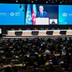 El presidente de la COP29, Mukhtar Babayev, pronuncia un discurso durante la inauguración de la Conferencia de las Naciones Unidas sobre el Cambio Climático (COP29) de 2024 en Bakú el 11 de noviembre de 2024.