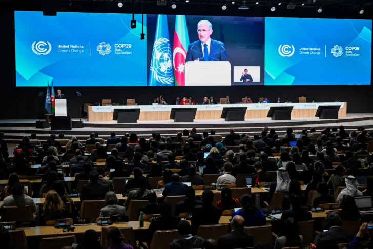 El presidente de la COP29, Mukhtar Babayev, pronuncia un discurso durante la inauguración de la Conferencia de las Naciones Unidas sobre el Cambio Climático (COP29) de 2024 en Bakú el 11 de noviembre de 2024.