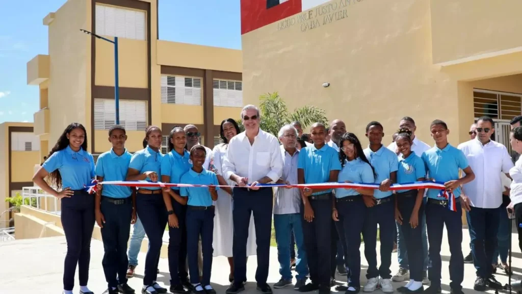 Gobierno impulsa ambicioso proyecto de 4,000 nuevas aulas para transformar la educación en 2025 6 Grupo de estudiantes sonrientes en una nuevas aulas moderna, símbolo de los proyectos educativos para mejorar la infraestructura escolar en 2025.