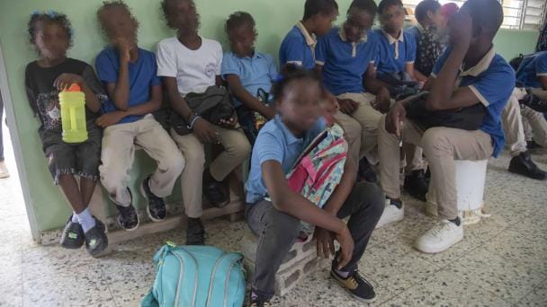 Estudiantes haitianos en aulas dominicanas, representando el crecimiento de su matrícula en el sistema educativo nacional.