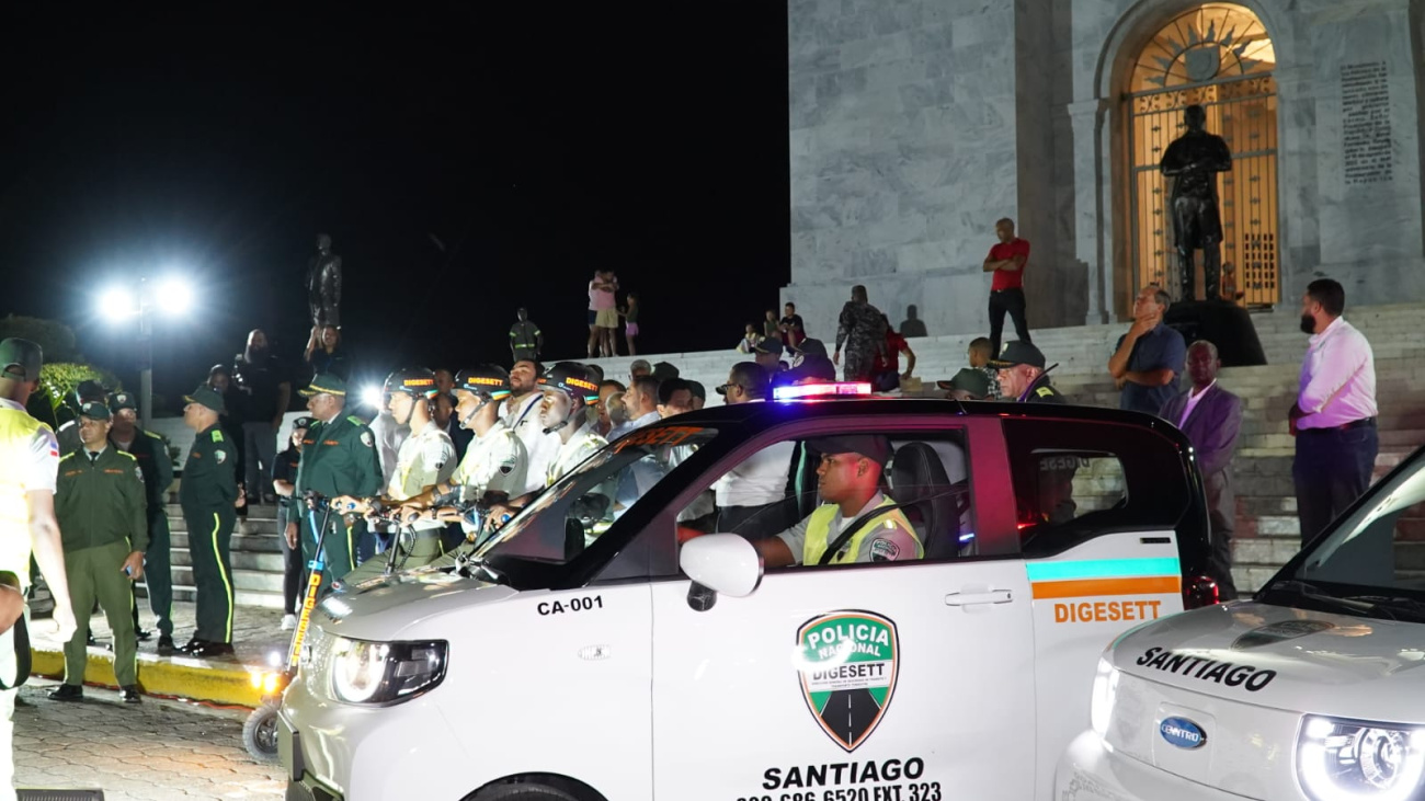 Vehículos eléctricos y agentes de tránsito de la Digesett patrullando en Santiago para mejorar la seguridad vial.