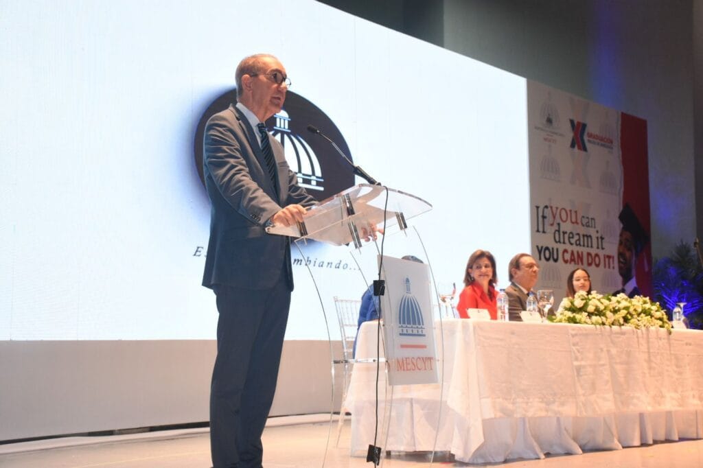 Más de 16,000 jóvenes dominicanos celebran su graduación del programa Inglés de Inmersión 6