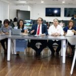 Ministro Víctor Atallah durante una reunión con gremios de salud para anunciar medidas de mejora salarial y modernización del sistema.