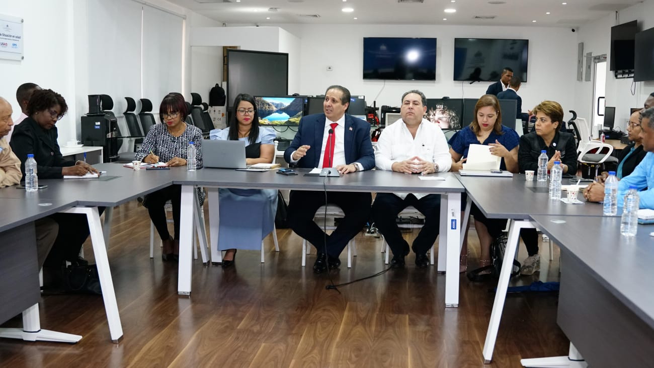 Ministro Víctor Atallah durante una reunión con gremios de salud para anunciar medidas de mejora salarial y modernización del sistema.