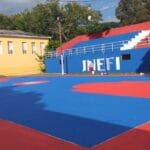 Cancha renovada de la Escuela Onésimo Jiménez en Los Pepines, Santiago, con estudiantes y autoridades de INEFI presentes.