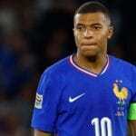 Kylian Mbappé durante un entrenamiento con la selección francesa, con un enfoque en la presión psicológica que enfrentan los futbolistas profesionales.