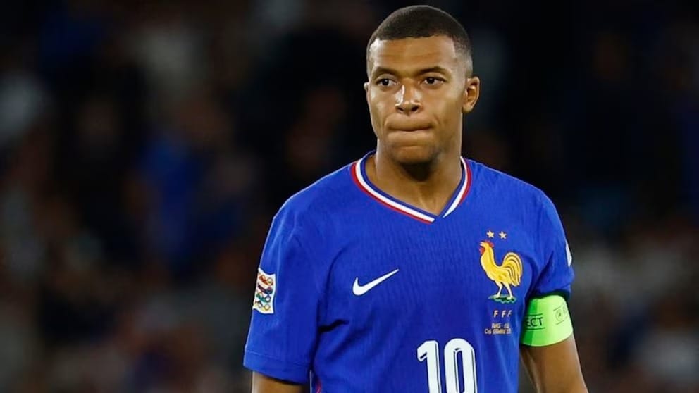 Kylian Mbappé durante un entrenamiento con la selección francesa, con un enfoque en la presión psicológica que enfrentan los futbolistas profesionales.