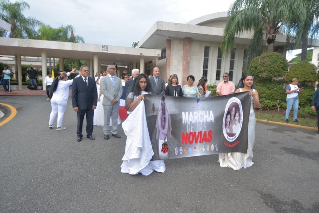 UASD alza su voz contra la violencia de género en emotiva marcha de novias 6 UASD alza su voz contra la violencia de género en emotiva marcha de novias