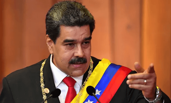 Nicolás Maduro hablando en una transmisión oficial, anunciando medidas contra TikTok por la promoción de retos peligrosos.