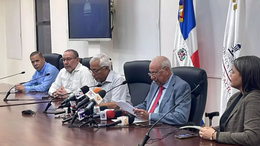 Minerd iniciará evaluación nacional de docentes en 2024 para fortalecer la educación en el país 6 El Ministerio de Educación de República Dominicana (Minerd) anunció la Evaluación de Desempeño Docente 2024-2025, que analizará las habilidades de 129,953 maestros para mejorar la calidad educativa en el país. Este proceso, respaldado por expertos nacionales e internacionales, permitirá a los docentes identificar áreas de desarrollo, avanzar en la carrera docente y acceder a incentivos.