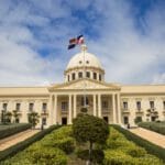 Presidente Luis Abinader en ceremonia oficial mientras firma decretos para eliminar tres instituciones públicas en República Dominicana