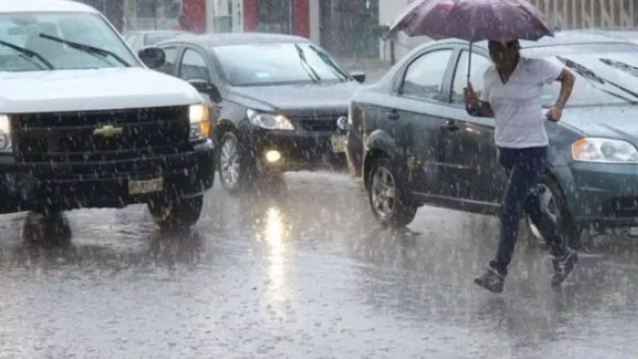 Nubes y lluvias en República Dominicana debido a la influencia de una vaguada y un sistema de baja presión en el Caribe.