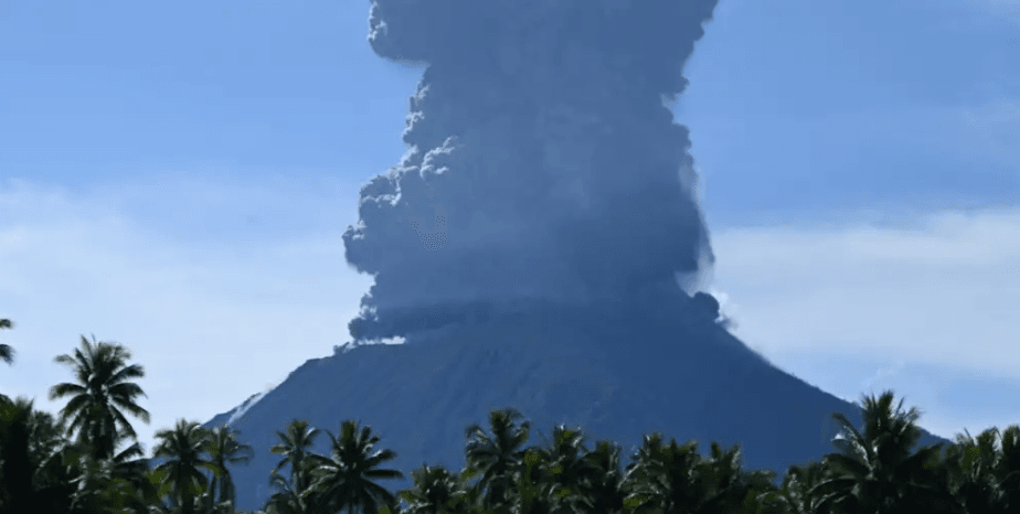 Volcán en Flores, Indonesia, provoca tragedia y evacuaciones tras erupción