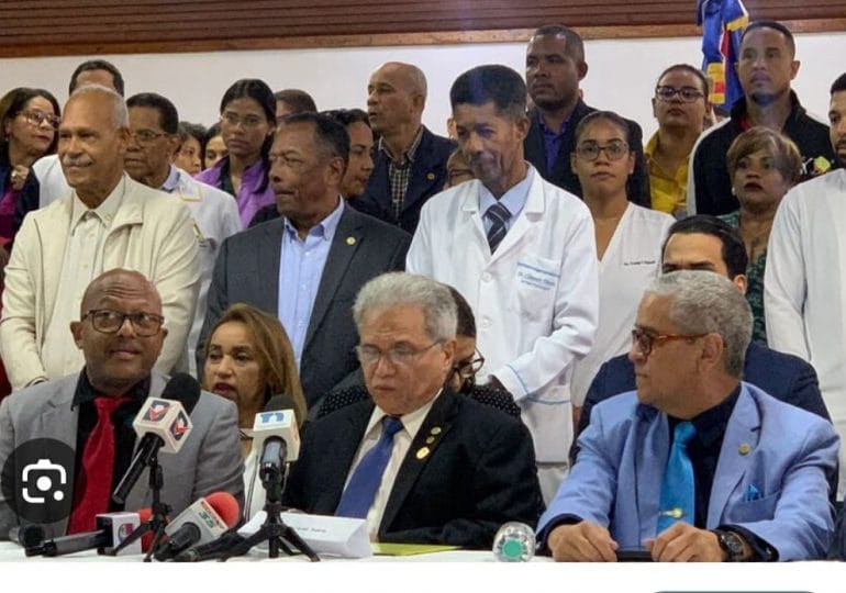 Médicos dominicanos en protesta durante huelga nacional en hospitales públicos por mejores condiciones laborales y aumento salarial.