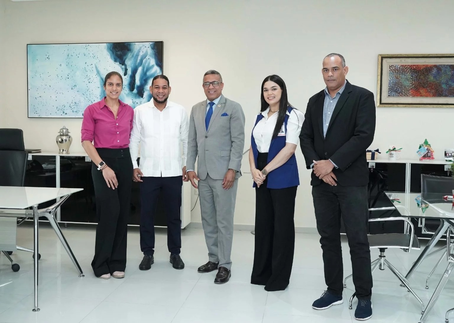 Delegación del CDP Santiago durante su visita al CAID, acompañados por directivos del centro.