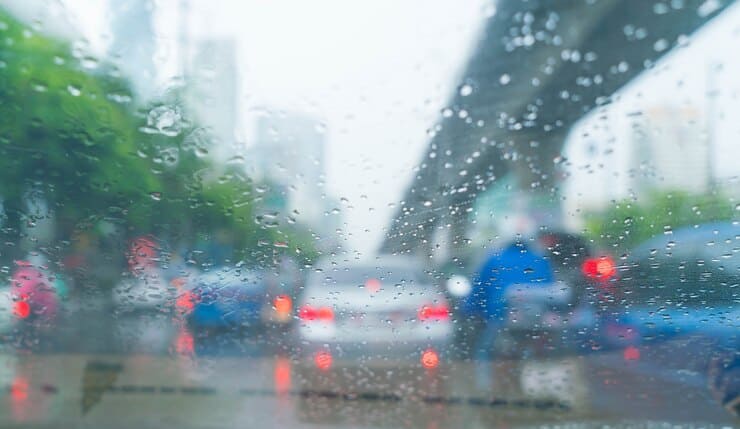 Pronóstico de lluvias para este viernes en República Dominicana debido a un frente frío y una vaguada, con áreas afectadas por precipitaciones moderadas y fuertes.