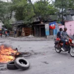 Personas desplazadas por la violencia de las pandillas en Haití buscando refugio en campamentos improvisados.