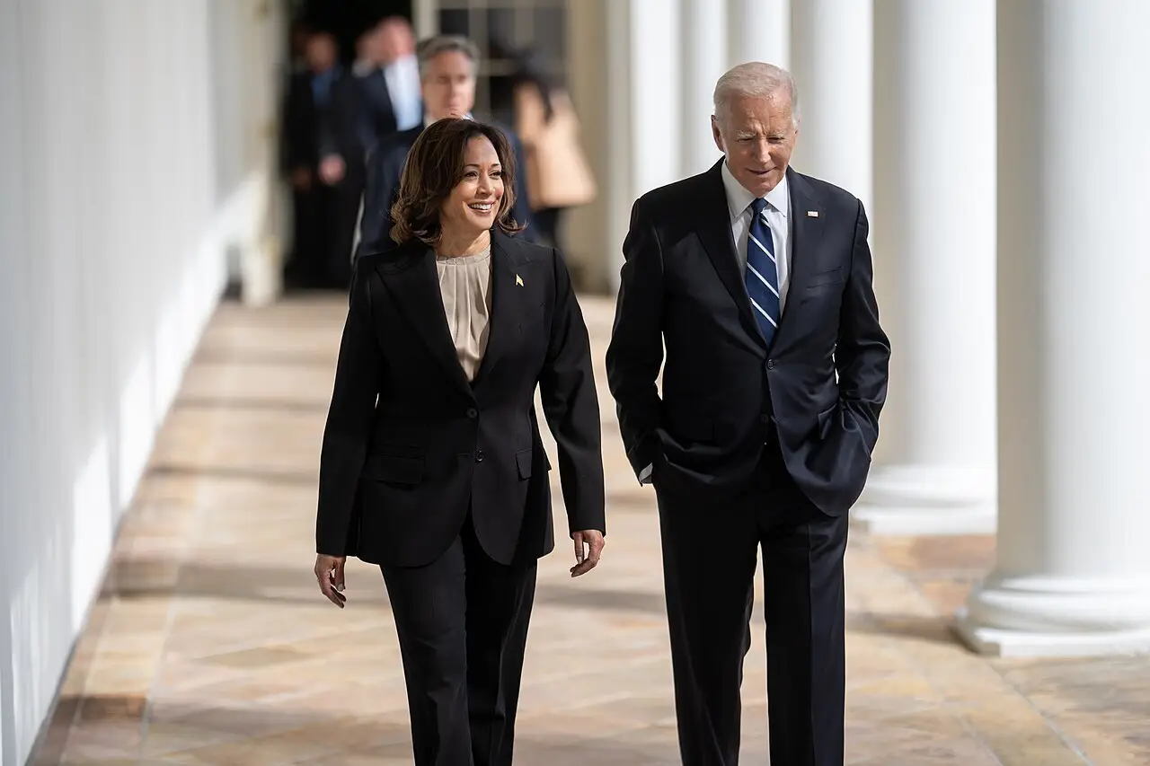 Joe Biden y Kamala Harris felicitaron a Donald Trump por su reciente triunfo en las presidenciales de EE.UU., subrayando la importancia de una transición pacífica. Trump regresa a la Casa Blanca como el 47.º presidente tras asegurar más de 290 votos del Colegio Electoral.