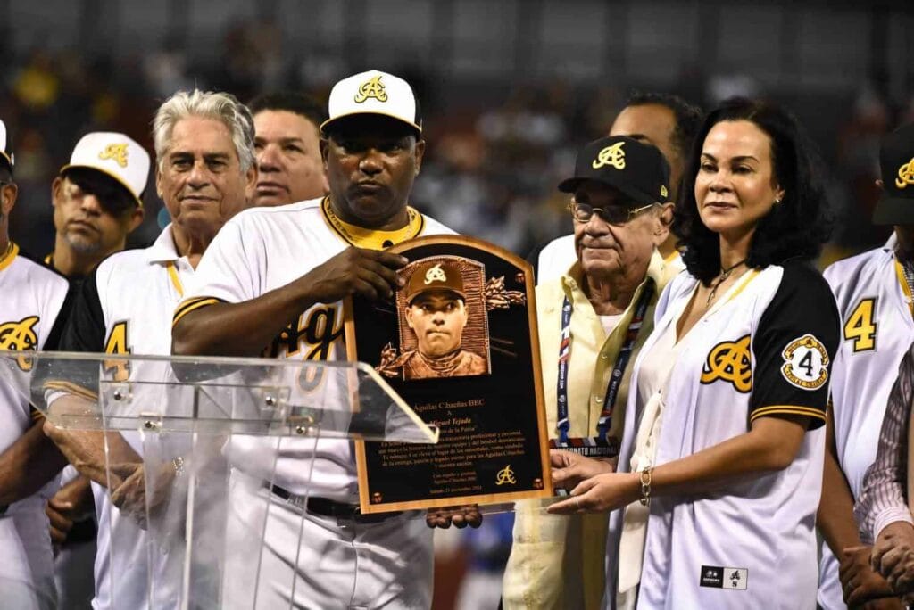 Miguel Tejada inmortalizado: Las Águilas Cibaeñas retiran su icónico número 4 en una noche inolvidable 6