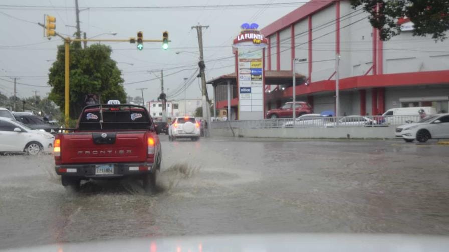 Vaguada afecta 23 provincias en el país con lluvias intensas y tormentas eléctricas, el COE emite alerta.