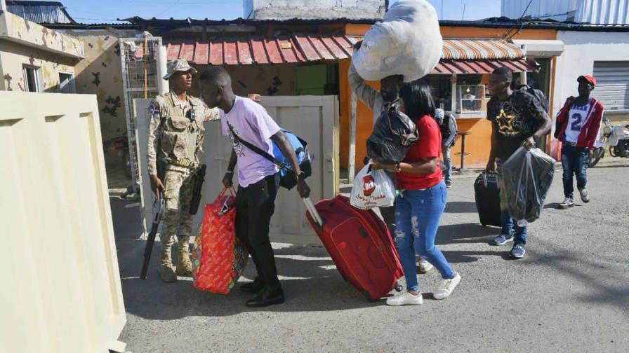 Equipaje y mercancías son transportados por los ciudadanos haitianos por el cruce fronterizo de Dajabón. La crisis en Haití toma nuevos matices y EE.UU. emite nuevas alertas.