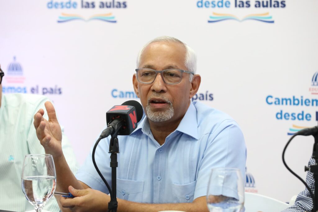 Padres y autoridades educativas dialogando sobre la importancia de la participación familiar en el aprendizaje escolar.