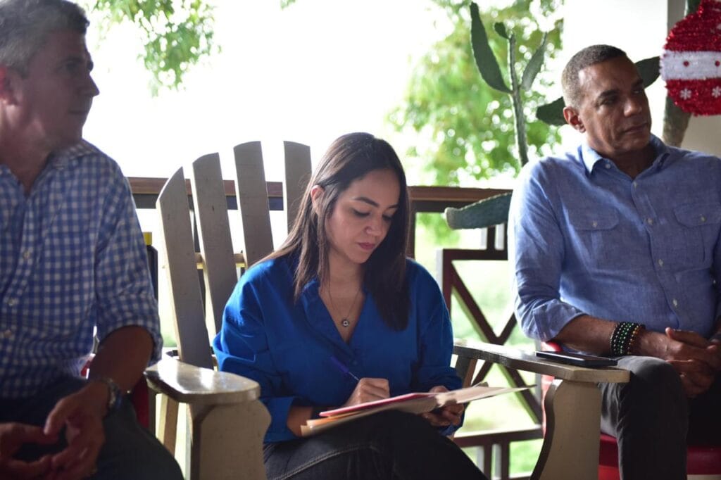 Faride Raful en encuentro con líderes de la provincia Espaillat discutiendo nuevas medidas de seguridad y patrullaje ciudadano.