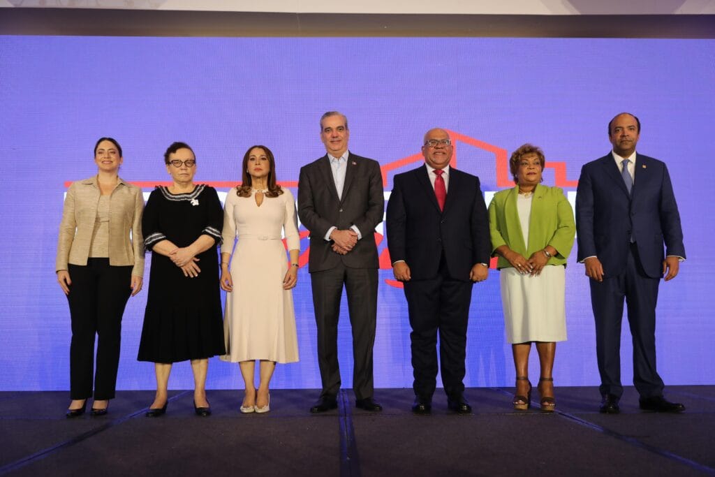 Mujeres empresarias dominicanas participando en el evento de lanzamiento del programa “Tu Firma es Mi Garantía”, que ofrece financiamiento sin necesidad de aval para apoyar sus negocios y emprendimientos, en República Dominicana.