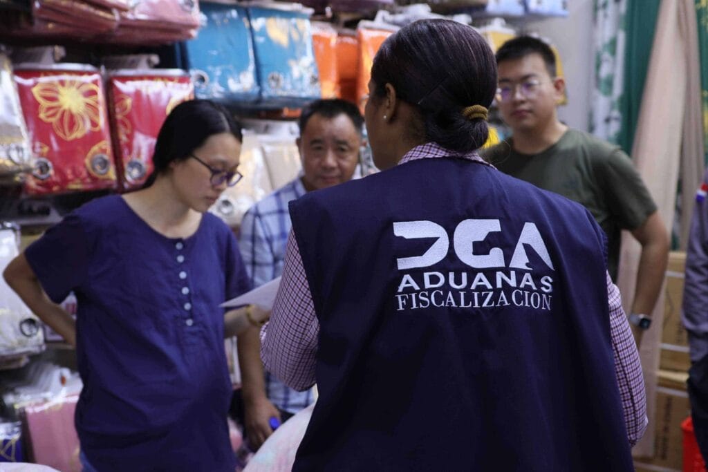Operativos aduaneros inspeccionan comercios asiáticos en Santo Domingo y Santiago 6