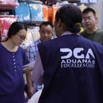 Autoridades aduaneras inspeccionando tiendas asiáticas en República Dominicana.