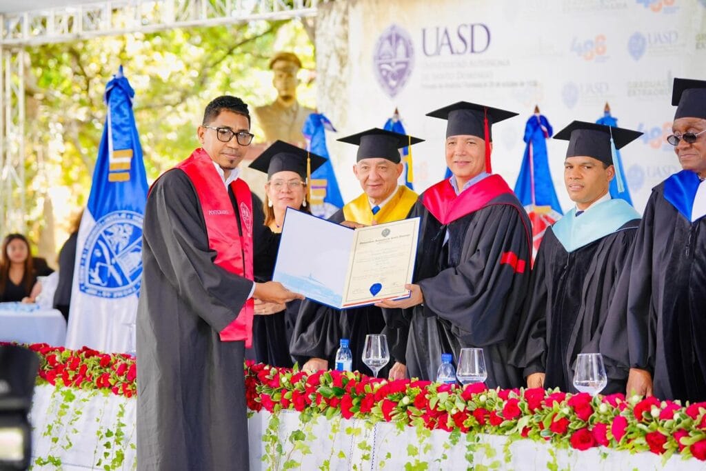 UASD gradúa a más de 2,400 profesionales en ceremonia de fin de año 6