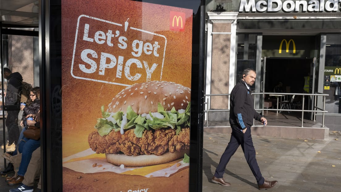 El Reino Unido prohibirá la publicidad de comida chatarra en televisión e internet antes de las 21:00 horas desde octubre de 2025.