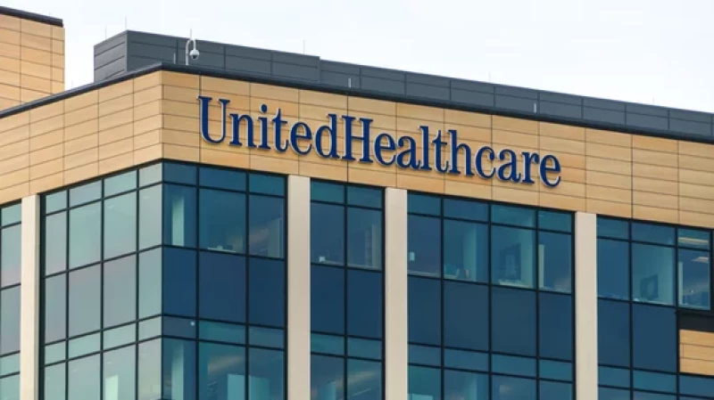 Acciones de UnitedHealth Group caen un 5 % tras revelación de detalles del manifiesto de Mangione