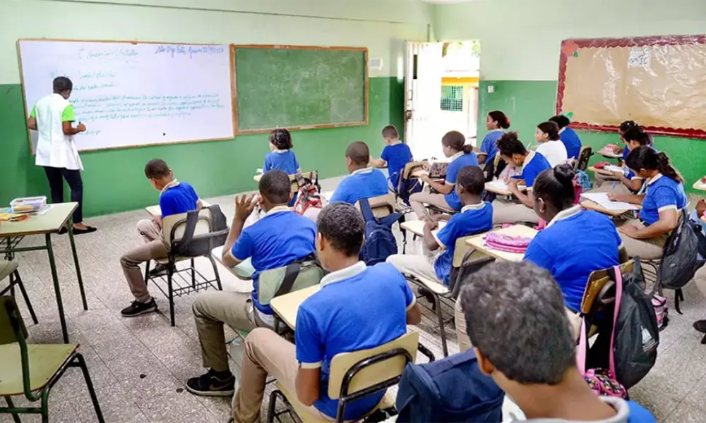 Proyecto de ley busca fusionar Minerd y MESCyT, blindando el presupuesto educativo preuniversitario.