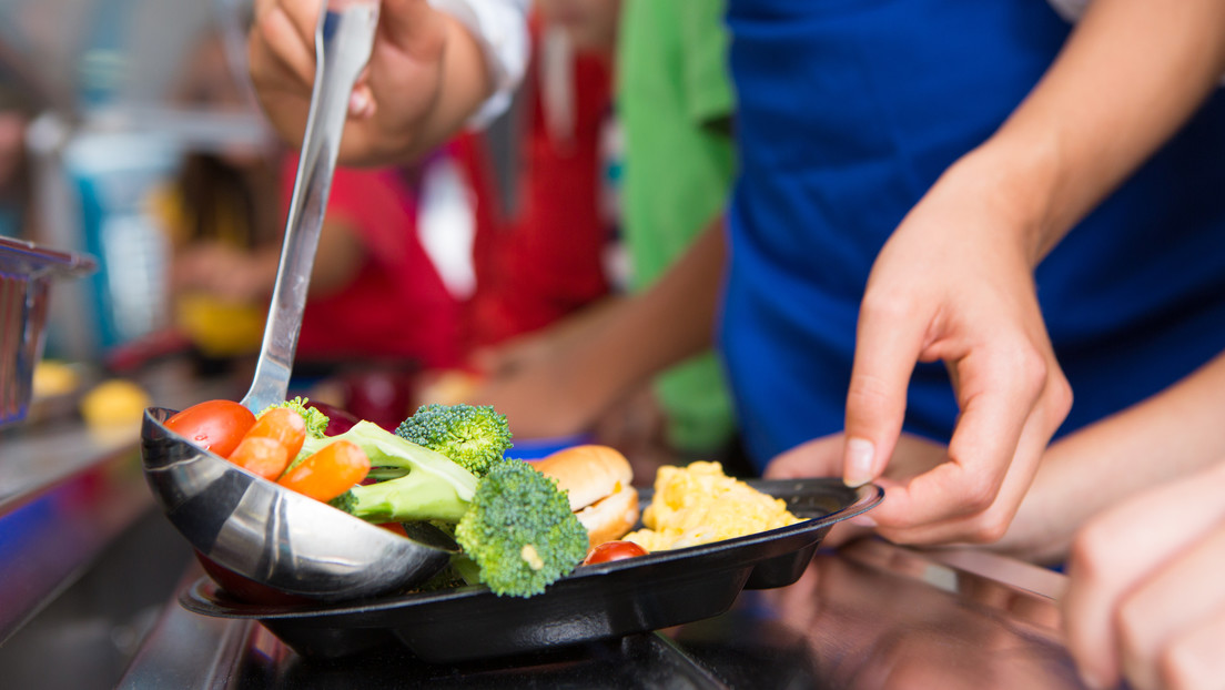 España mejora la alimentación en comedores escolares prohibiendo bebidas azucaradas y fomentando frutas y verduras frescas.